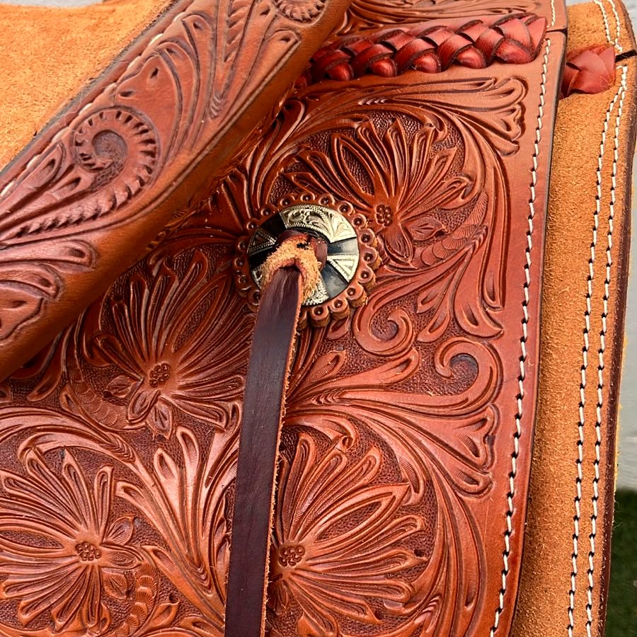 Tooled saddle horn close up